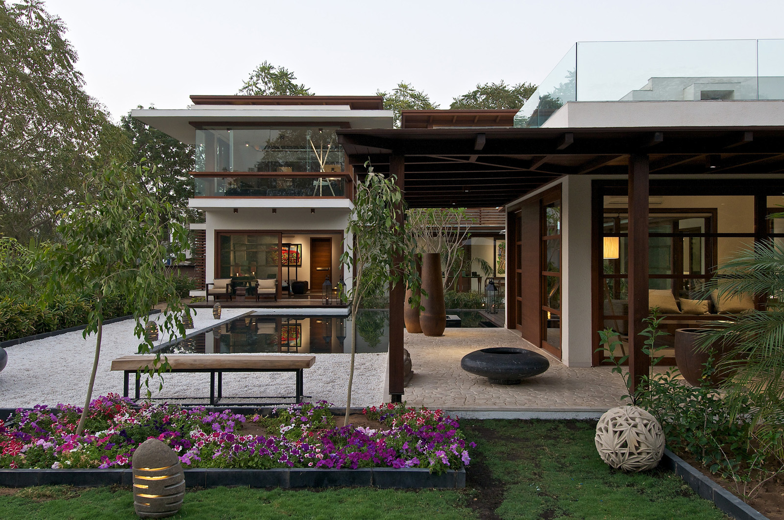 Timeless Contemporary House In India With Courtyard Zen 