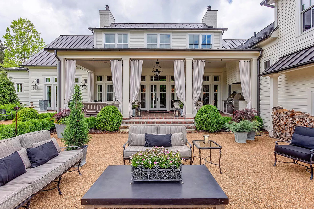 Elegant Veranda and Courtyard