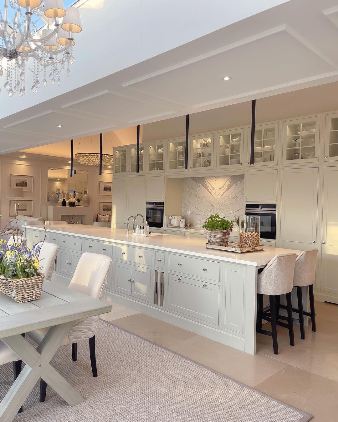 Elegant Modern Kitchen with Neutral Colour