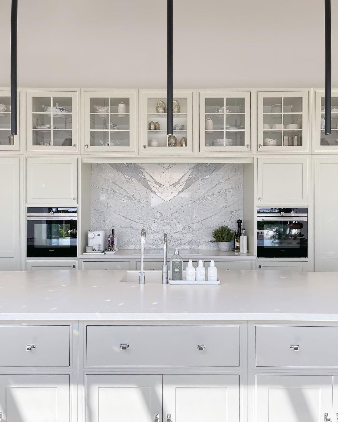 Luxury Modern Kitchen with Neutral Tone