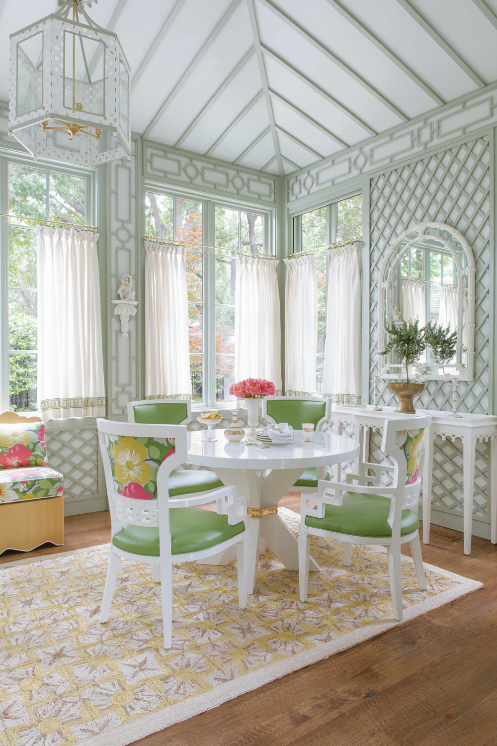 Green Theme Breakfast Room