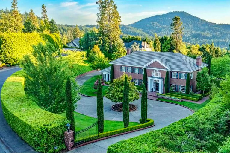 Beautifully Landscaped Luxury Estate with Classic Elegance