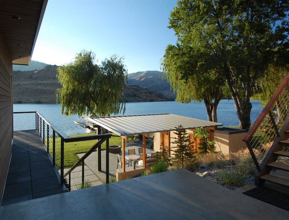 House by the river with mountain view and private dock