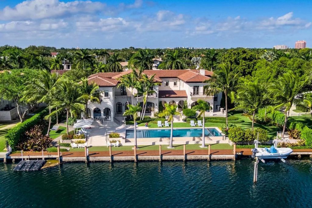 Palladian Waterfront Villa with Picturesque Lagoon Views